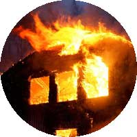 Photo d'une maison en bois qui brûle.